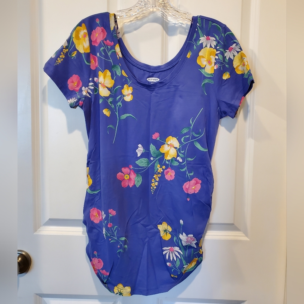 Pack of 4 Women's MATERNITY tops. Size large.